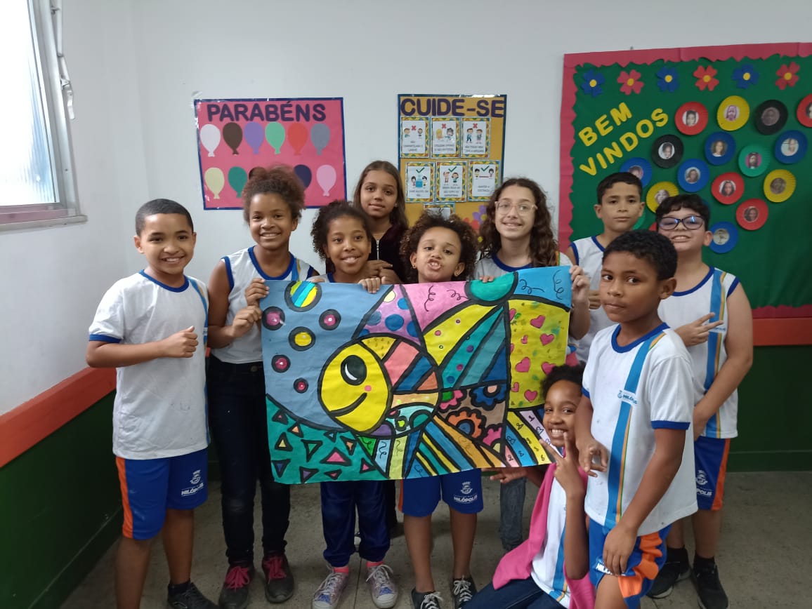 Alunos com pintura de peixe estilo pop art